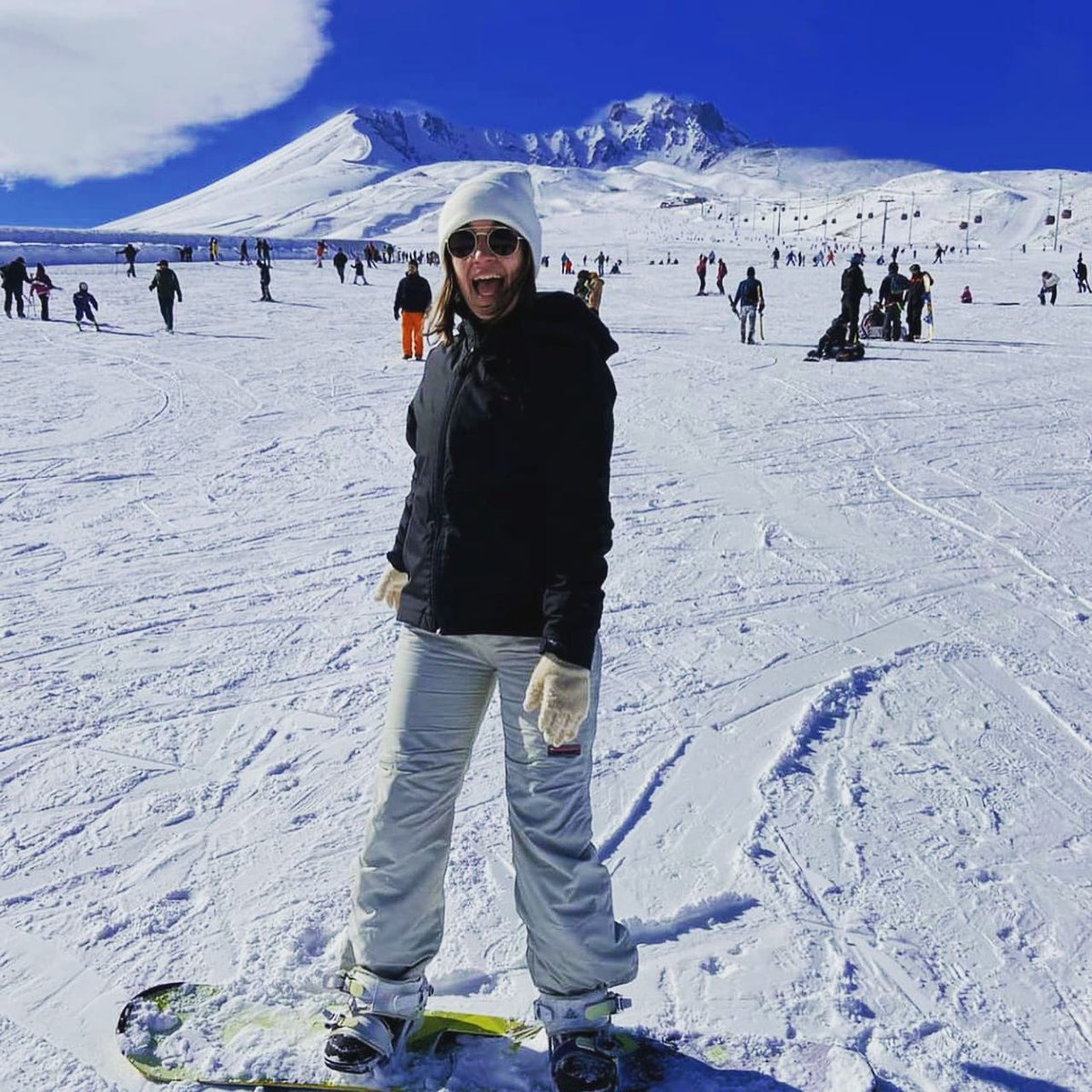 AFSTurkiye's tweet image. İklimlerarası bir deneyim için de AFS! Ülkelerinde kar yağışını nadiren gören kısa dönem AFS öğrencilerimiz Malezyalı Rahia ve Arjantinli Guadelupe kar sevincini doyasıya yaşadılar. // Rahia (MAS) and Guadelupe (ARG) experienced the interclimate exchange! #afseffect #afsturkey