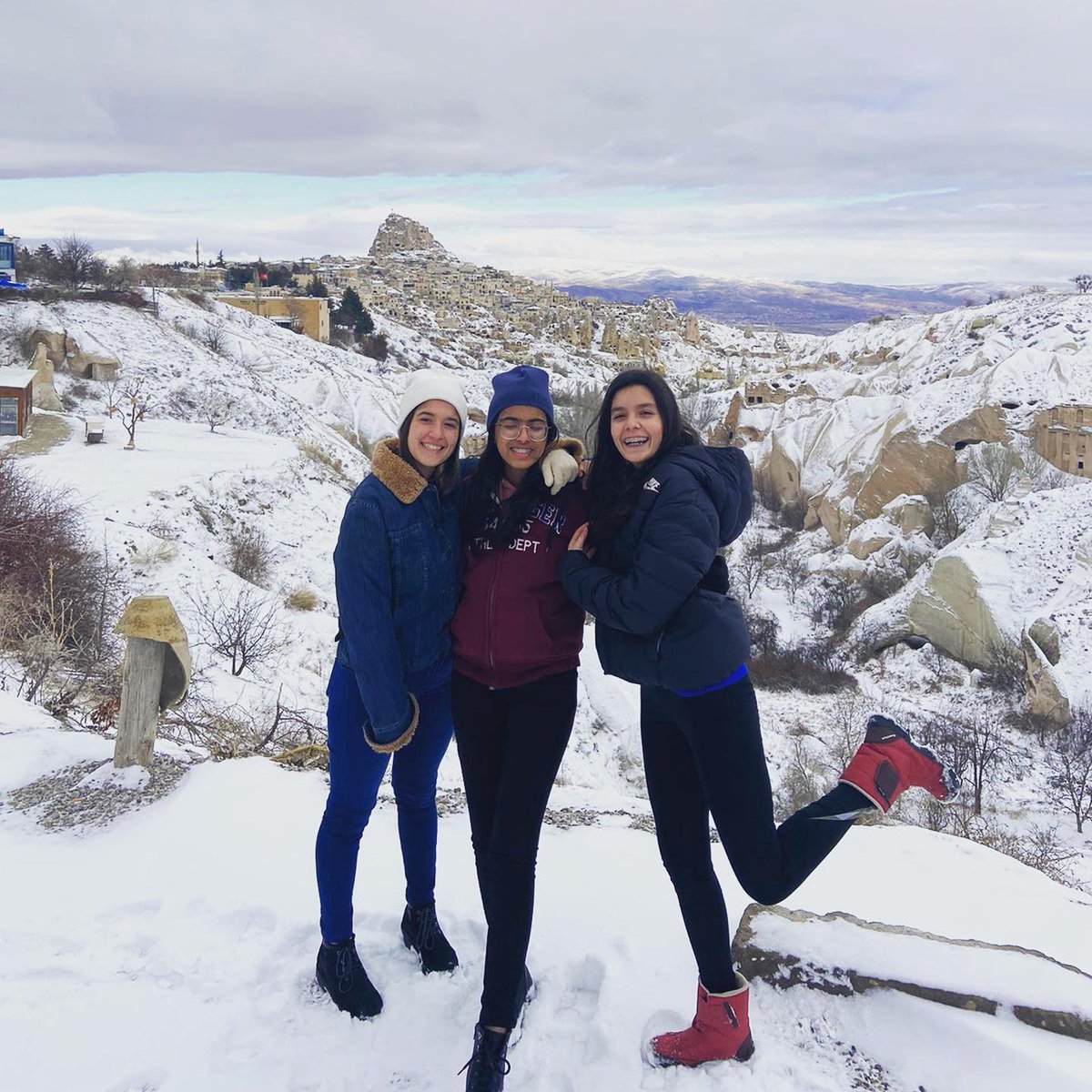 AFSTurkiye's tweet image. İklimlerarası bir deneyim için de AFS! Ülkelerinde kar yağışını nadiren gören kısa dönem AFS öğrencilerimiz Malezyalı Rahia ve Arjantinli Guadelupe kar sevincini doyasıya yaşadılar. // Rahia (MAS) and Guadelupe (ARG) experienced the interclimate exchange! #afseffect #afsturkey