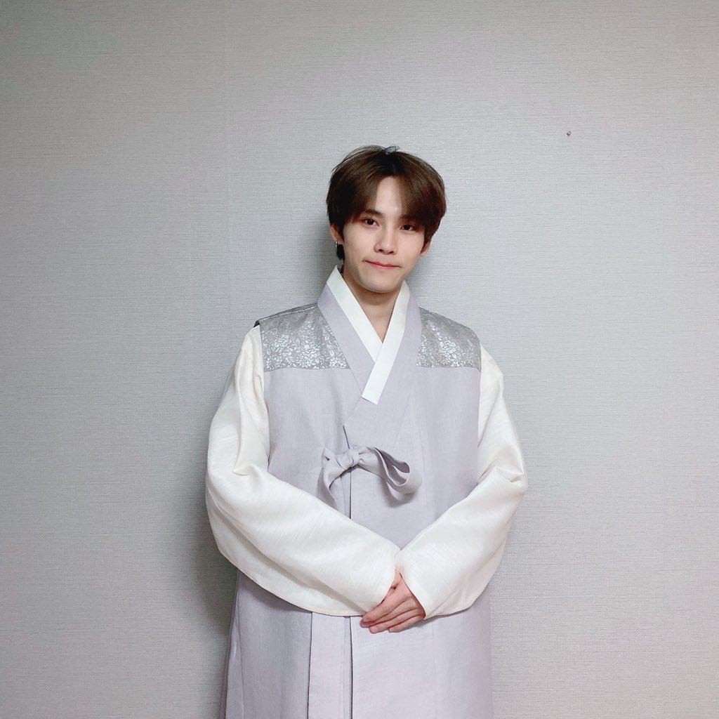 official_LMTLS's tweet photo. [#제이진] 팬분들이 새해 복 많이 받으세요. https://t.co/T6ZlqwkXMN
