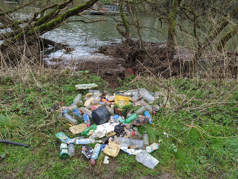 fofbmr's tweet photo. Revisted the riverbank below Bathampton Weir. Quite a haul including fragmenting polystyrene .. also a jumbo @thatchers_cider .. the green and gold reminds you of spring !  @Aliceundo @GreenBathNES @janewildblood @avonfrome @BristolAvonRT @WaterSpaceBath @bathwickian @antinbath https://t.co/wfPTmqtfPY