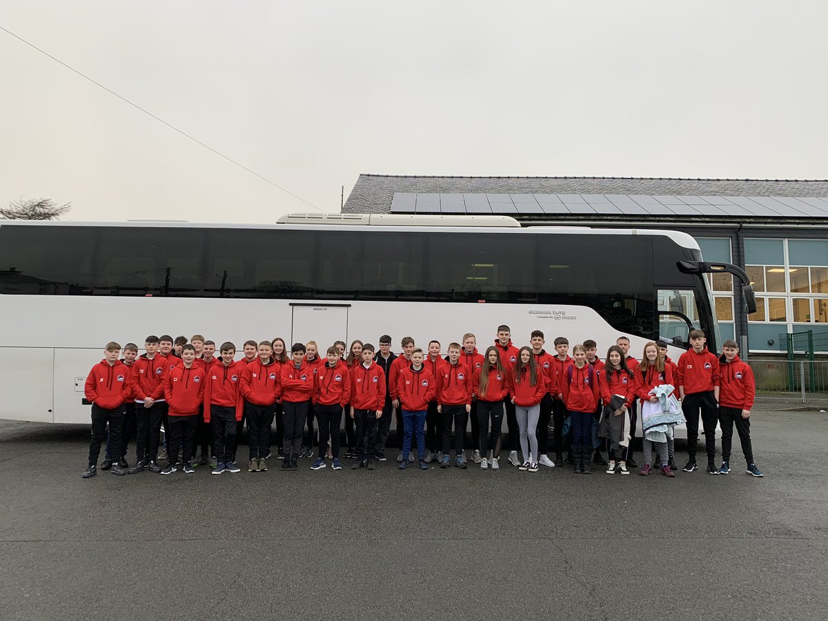 AGorfforol's tweet photo. Pawb yn barod i gychwyn y daith i Awstria 🇦🇹 #TaithSgio2020 #Awstria ⛷🎿 ❄️ https://t.co/exy8DQT8Cv