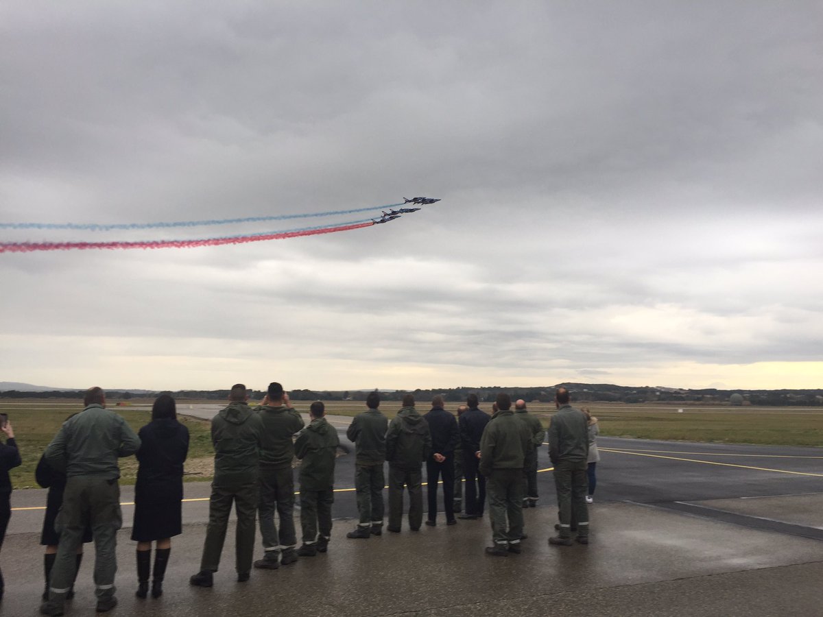 La boucle à 8 est toujours un moment intense pour la nouvelle équipe. Validation du travail accompli depuis 2 mois, tous les personnels assistent à ce vol d’entraînement où l’équipe en place est supervisé par Athos9, le remplaçant.
#cohesion #paf2020 <a href="/AthosLeaderPAF/">Leader Patrouille de France Armée de l’air</a>