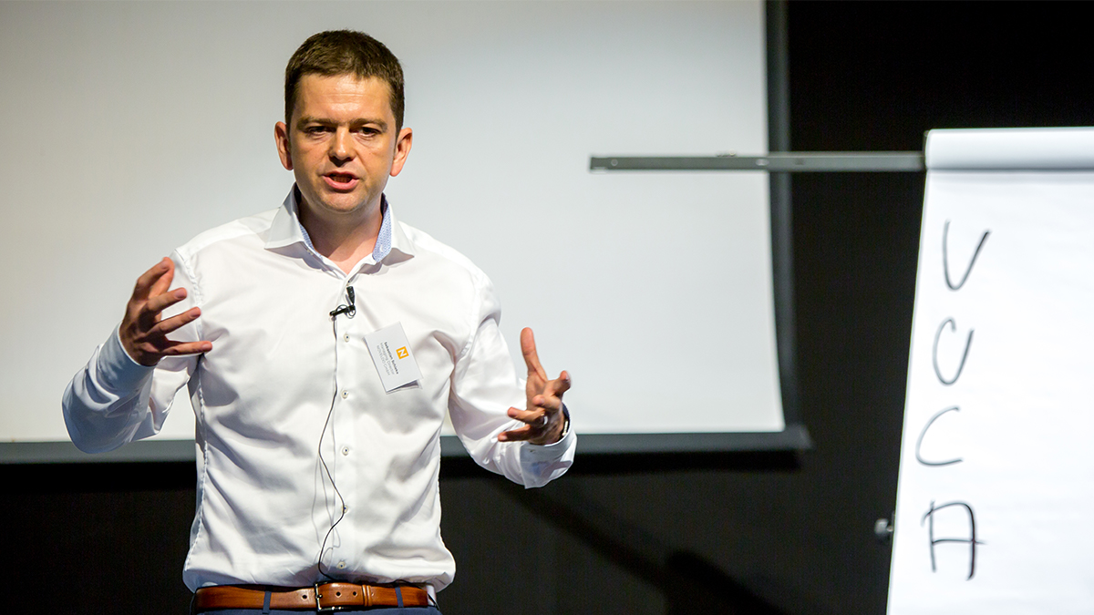 👩‍⚖️  The challenges of today require new ways of #leadership. Leaders must be open to embrace change and need to constantly grow and develop. To thrive in a fast-paced world, excellent communication and collaboration skills are essential. Explore now: hubs.ly/H0mHYDL0