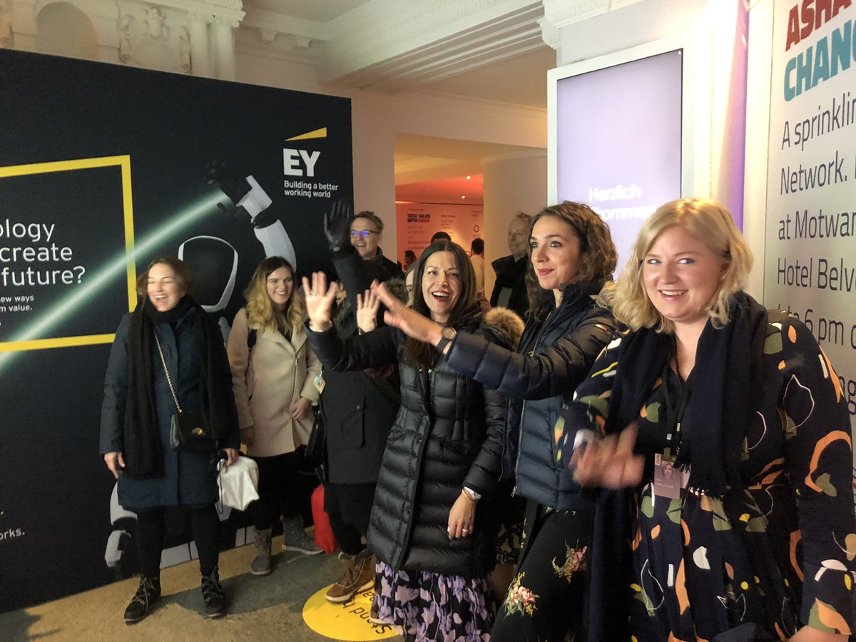 johnrudaizky's tweet image. Some of the top  EY media team led by @Yvonne__Diaz saying goodbye to our Davos robots. Humans still set the agenda ! #eynews