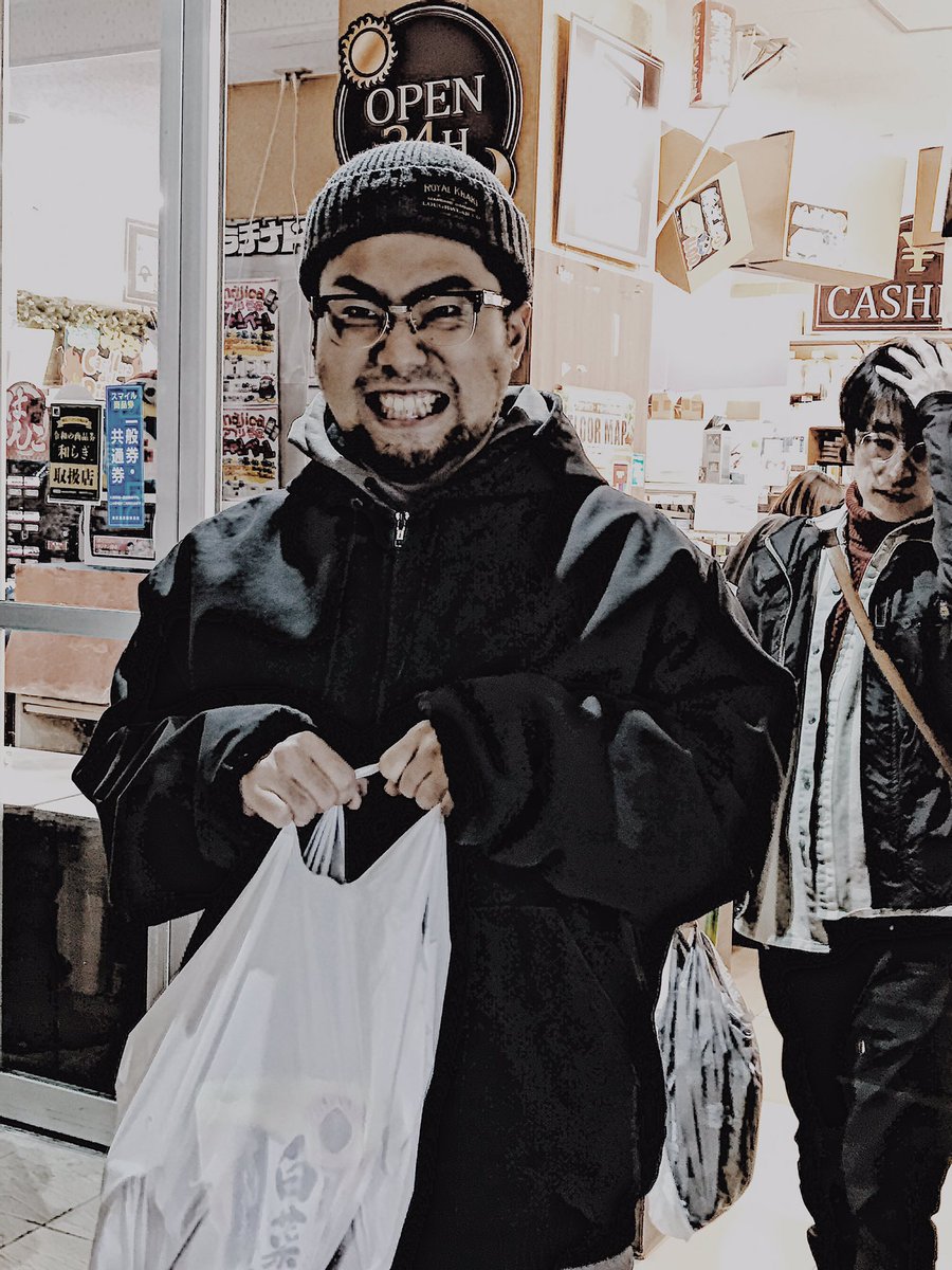 買い物帰り、カメラを向けられて表情を作るワタベ(@watabehitsuji )と、表情を作らなくてもナチュラルに仕上がっている惑丸(@w_tokushun )。
#コルク荘 