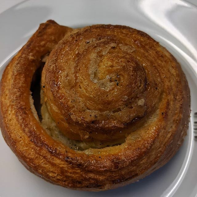 cookies_af's tweet photo. Today is our Birthday! Time to eat an #oceanroll from sparrow bakery (10/10). #birthday #cardamom #oceanroll https://t.co/TpQ9O3gmw3 https://t.co/UIZf8Moqlc