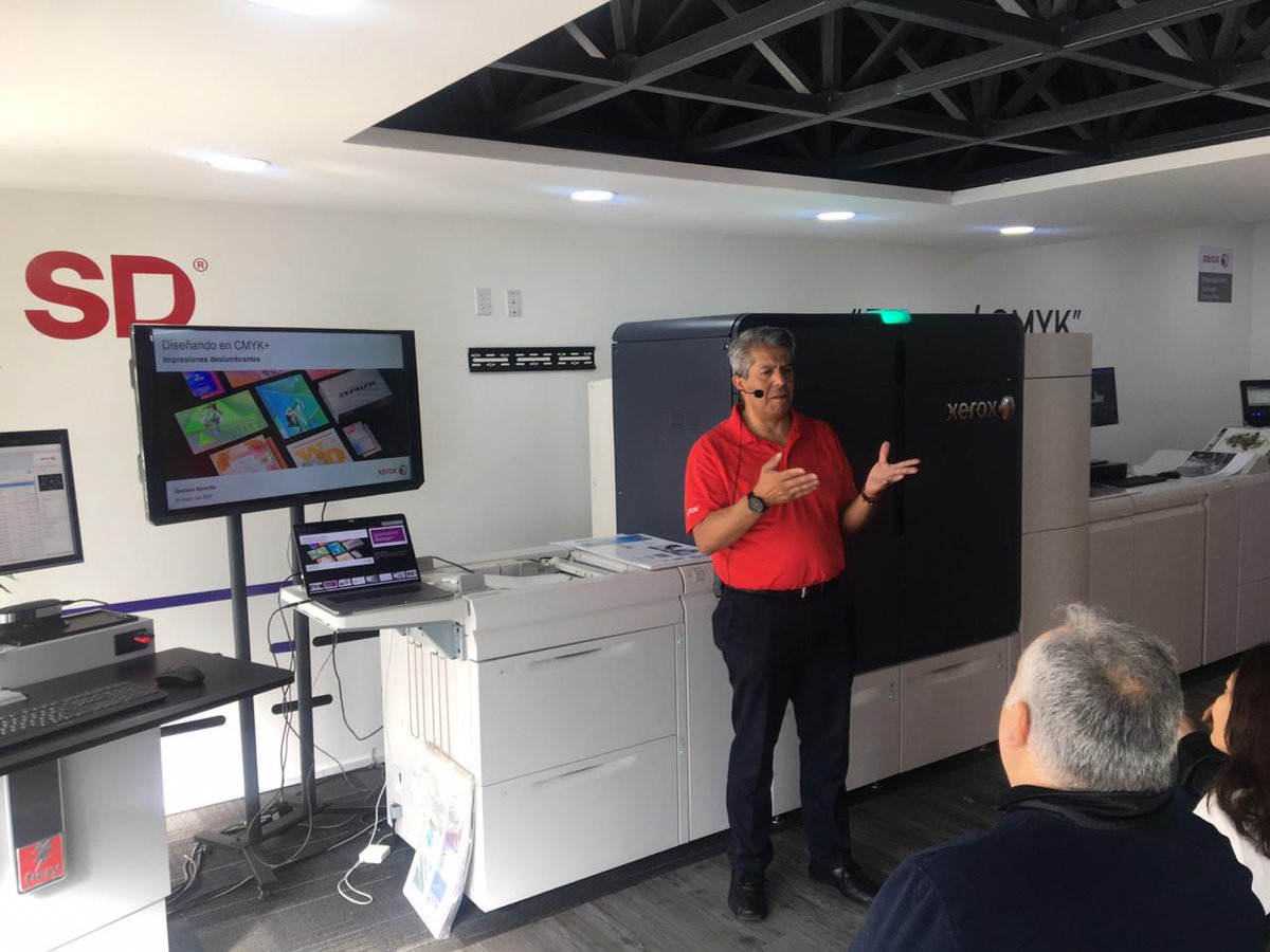 sdenlinea's tweet photo. Gustavo Abundis, director de marketing de @XeroxMexicana inicia su taller sobre la prensa digital Xerox Iridesse.
#BeyondCMYK #ExpoSD #OptimizaLaImpresión https://t.co/TjB9O2OFuX