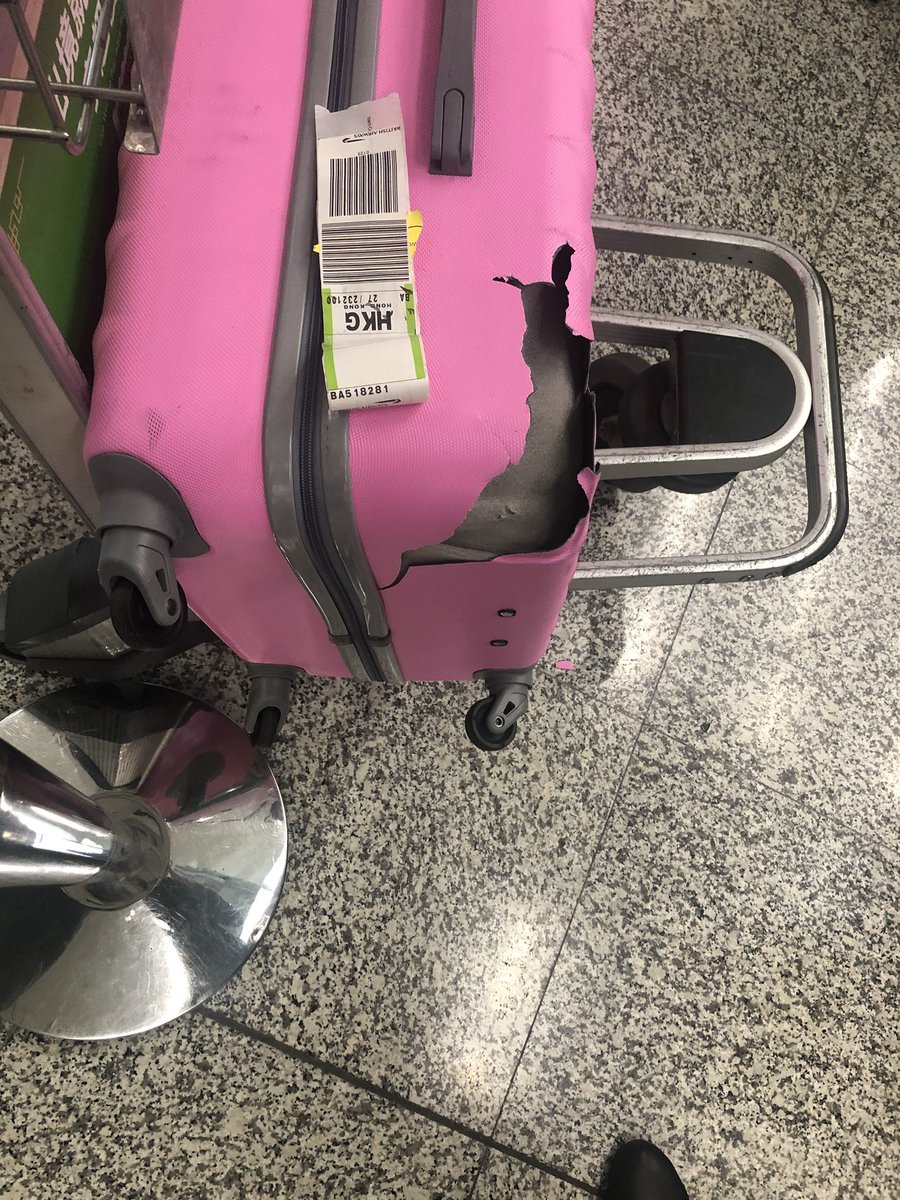 aruna14031's tweet photo. OMG my friend just arrived first class from London with BA. What the hell did you do ?  Didn’t even offer to replace or help. How is she supposed to get around with this ? #one wheel tourist 😡#BritishAirways https://t.co/usOVD8MfXX