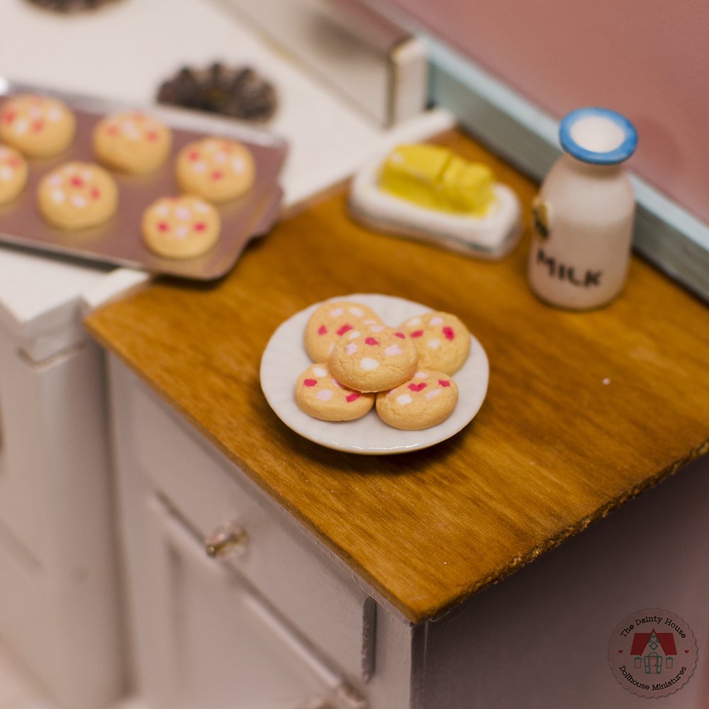 Miniature pink M&M cookies for 1:12 scale dollhouse.

#dollhouseminiatures #polymerclayfood #12thscale #oneinchscale #miniaturefood #lovelylittleminiatures #handmade #cookies