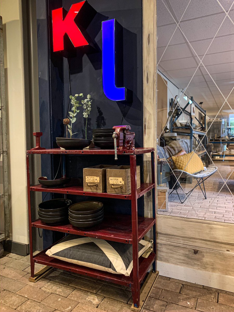 Painting &amp; #styling Showroom vibes. Love it😍 Do you like it?
#industrieel #stoerwonen #interieur #werkbank