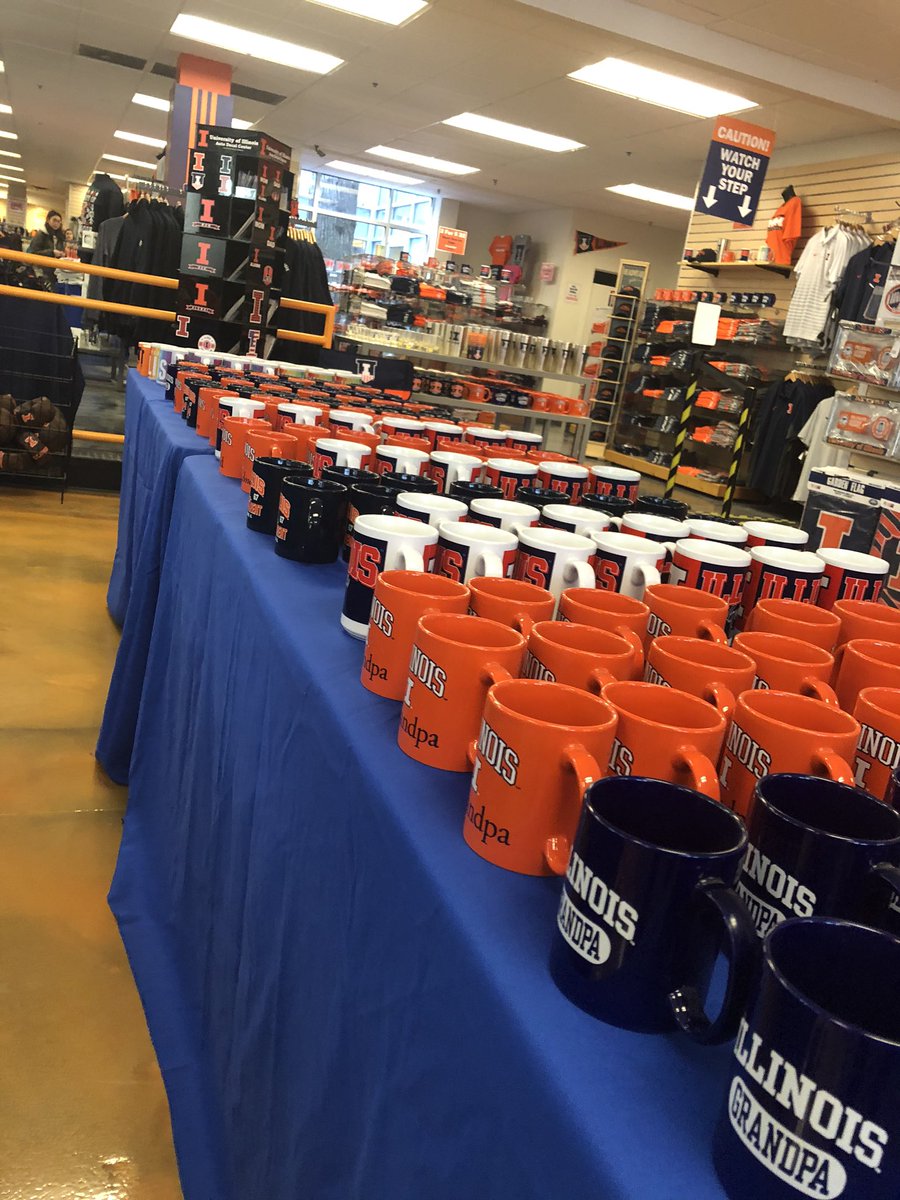 illinishop's tweet photo. 🚨 Calling all students 🚨 

Make sure to stop in and take advantage of our amazing liquidation deals!

• Everything in the store at least 25% off
• Short sleeve tees 3 for $22
• Feel So Soft premium tees 3 for $32
• Long sleeve tees 3 for $35
• Select drinkware 40% off https://t.co/2ISeFSBioD