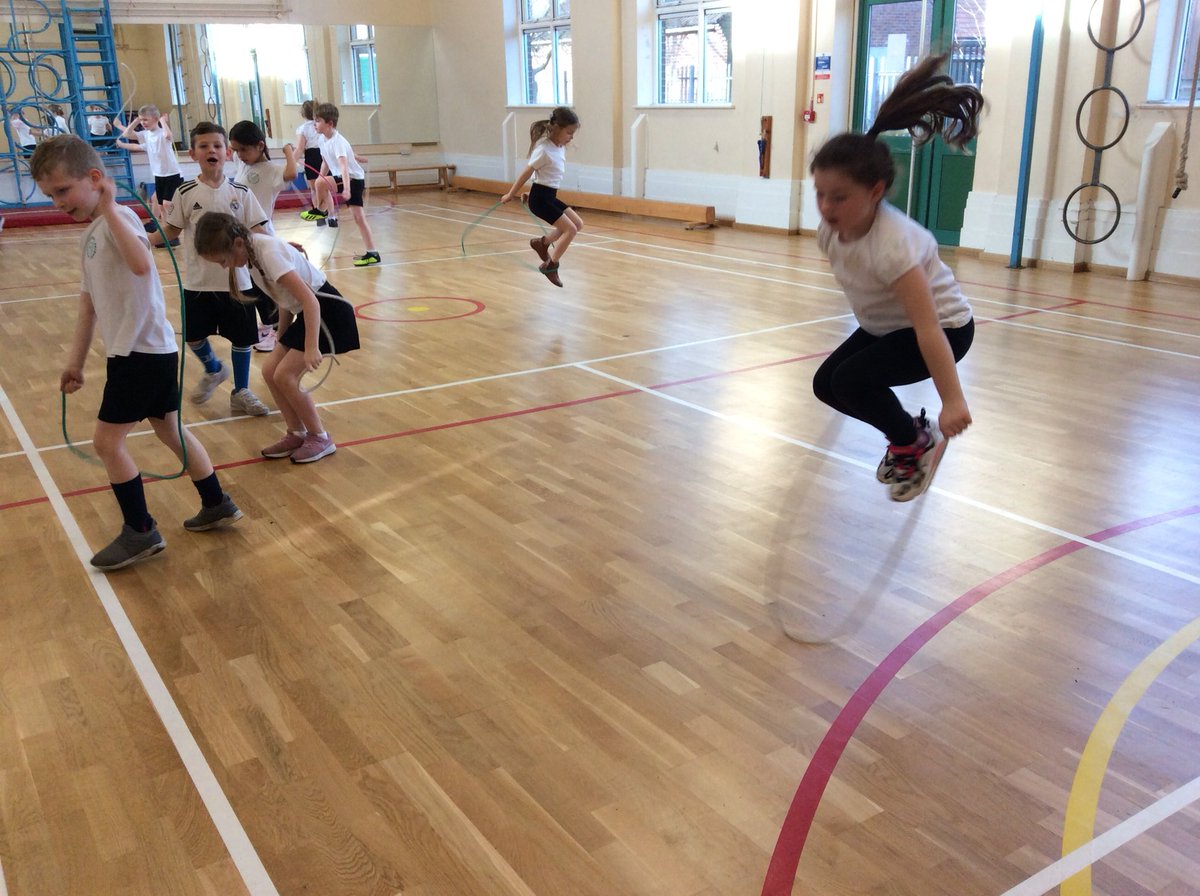 BroughPrimary's tweet photo. Y2- Showing off our super skipping skills! #skiptothebeat https://t.co/rO96yYwsaJ