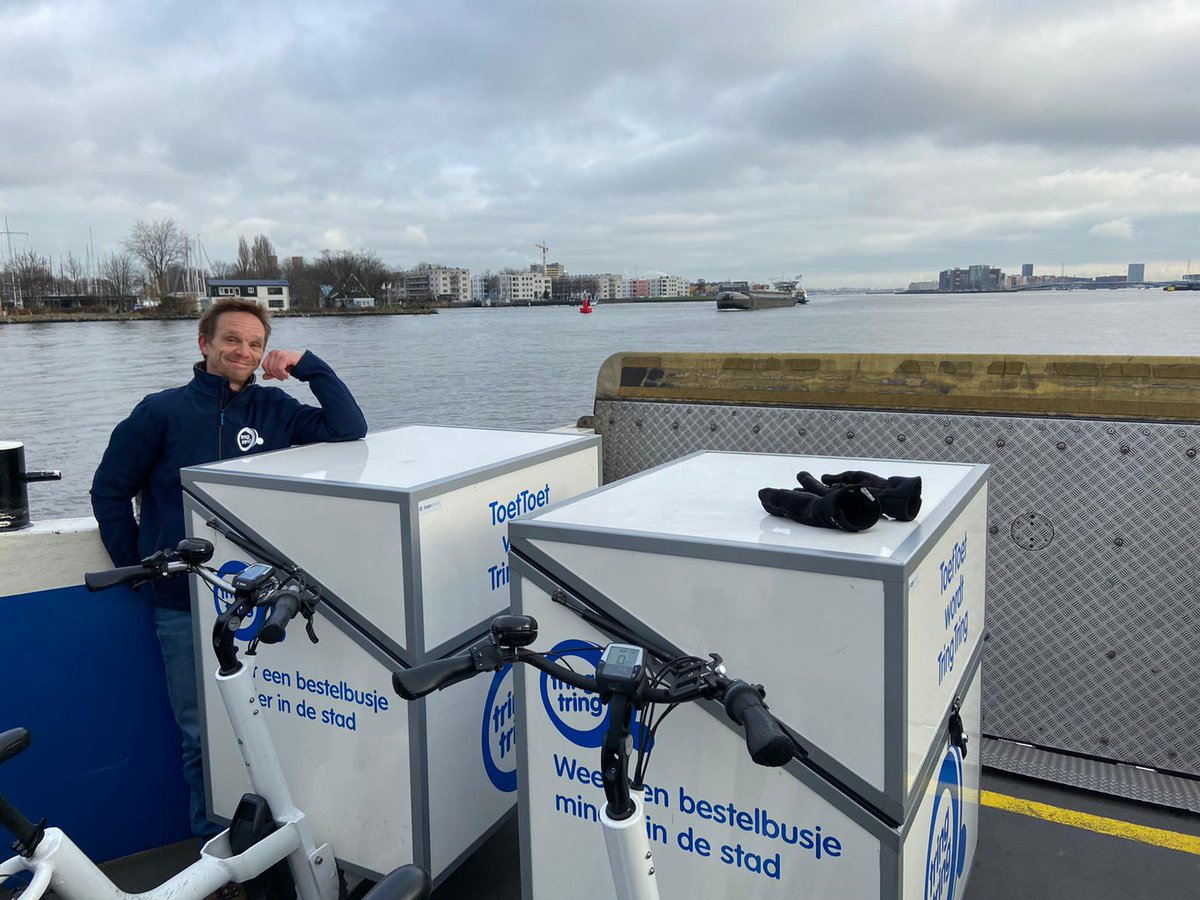 160 kg koffie uit Amsterdam Noord!!⛵️ daar zijn twee hele sterke Tringers voor nodig 💪🏼 #stadslogistiek #duurzaam #urbanarrow