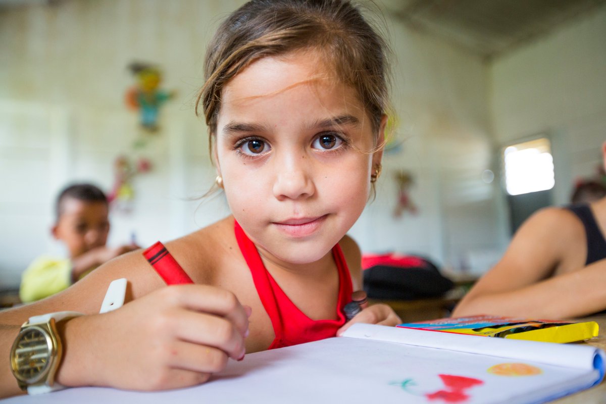 UNICEFCuba's tweet photo. #DíaDeLaEducación 
Cada niño, niña y adolescente. 
En cualquier parte del mundo. 
Tiene derecho a aprender. 
✍️
#ParaCadaNiño #WEF20 #24Ene https://t.co/F9D8kPJ19f