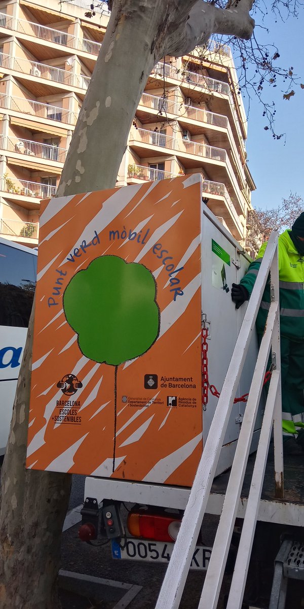 ecolelesseps's tweet photo. Les CPB ont visité le point vert mobile. @bcn_ajuntament #EscolesSostenibles @ecolelesseps @aefeinfo https://t.co/DtSdYbeC7V