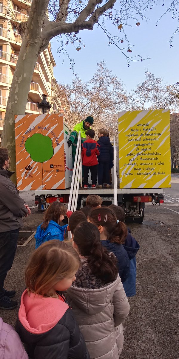 ecolelesseps's tweet photo. Les CPB ont visité le point vert mobile. @bcn_ajuntament #EscolesSostenibles @ecolelesseps @aefeinfo https://t.co/DtSdYbeC7V
