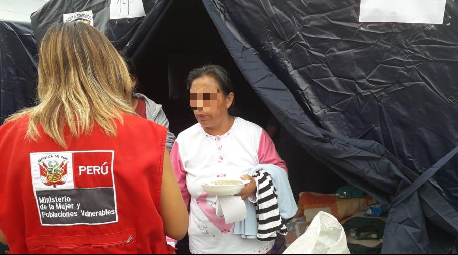 MimpPeru's tweet photo. @GloriaMonteneg @Agencia_Andina @atvmasnoticias @canalN_ @EsSaludPeru @Minsa_Peru @noticias_tvperu @tvperupe @DiarioElPeruano @COENPeru @RadioNacionalFM @presidenciaperu #MIMPContigo | Estamos junto a los familiares de las ocho personas fallecidas en la explosión en #VES, realizando las gestiones correspondientes al sepelio. Seguimos pendientes en la zona para brindar todo el apoyo que necesitan los deudos. https://t.co/QJkE0mo2Xd