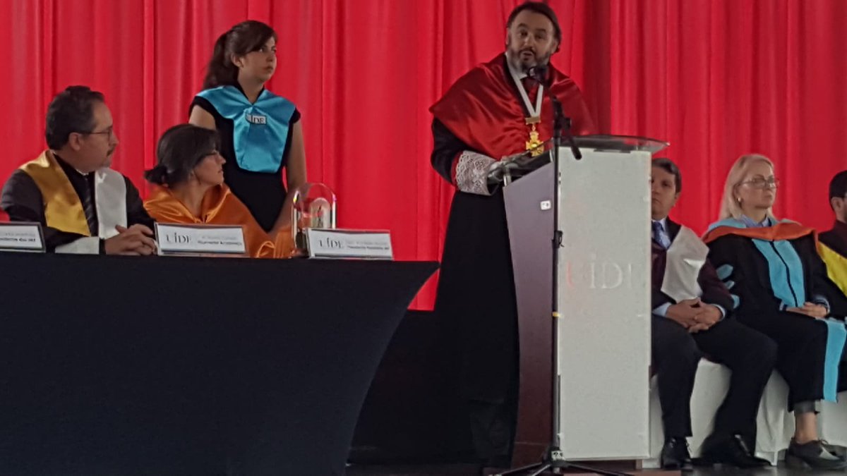 imf_education's tweet photo. ¡Carlos Martínez @carlos_imf comienza su discurso! Y lo hace agradeciendo cómo no a las autoridades de @UIDE, profesores y alumnos 👇

🔸Canciller D. Marcelo Fernández 
🔸Excelentísimo Magnífico Rector D. Gustavo Vega
🔸Vicerrectores
🔸Decanos
🔸Dr. Luis Vázquez

@BelenArcones https://t.co/uhHY4pd5gG