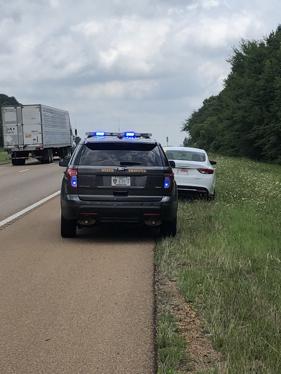 MHPTroopE's tweet photo. These lights are not flashing for decoration. Please slow down and or move when possible. OUR lives depend on it. https://t.co/Gw7iQI2Lie