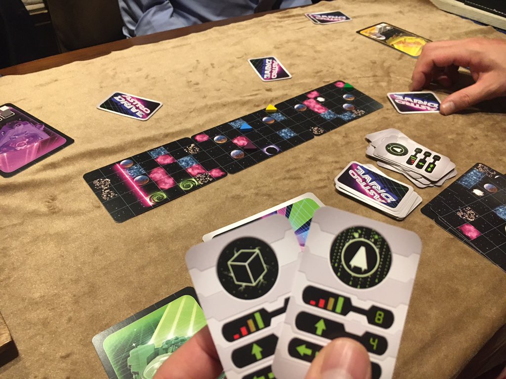 sugar_ray1956's tweet photo. #AstroDrive
宇宙テーマの手札プロットのレースゲーム、と聞いて買わないわけがないゲーム^_^
正月に兄と2人戦したらイマイチだったので、出すのに躊躇しましたが、4人でやったらそこそこ盛り上がったのでホッとしました。
4人インスト込み40分くらいなので、時間調整にもヨシ。
#999bg https://t.co/JOaFhuoBjq
