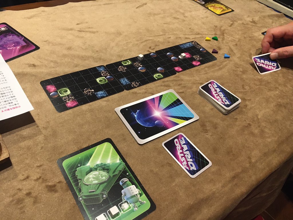 sugar_ray1956's tweet photo. #AstroDrive
宇宙テーマの手札プロットのレースゲーム、と聞いて買わないわけがないゲーム^_^
正月に兄と2人戦したらイマイチだったので、出すのに躊躇しましたが、4人でやったらそこそこ盛り上がったのでホッとしました。
4人インスト込み40分くらいなので、時間調整にもヨシ。
#999bg https://t.co/JOaFhuoBjq