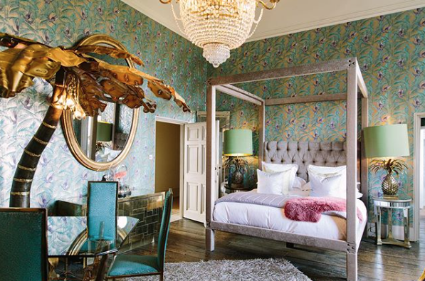 WEEKEND COMFORTS // Cosy up this weekend in our Matthew Williamson Suite. Captured by Barker Evans #aynhoepark #bedroom #light #matthewwilliamson #interior #interiordesign #cosy #winter #countryhouse #exclusivehire #privateevent #aynho #cotswolds #oxfordshire