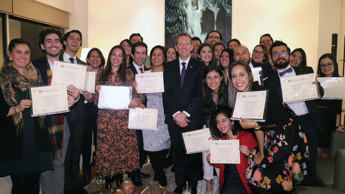 Colin_M_R's tweet photo. Me encantó conocer a la clase #CheveningCol 2019. Son personas brillantes y sé que con su liderazgo continuarán aportando para una Colombia más moderna. Ahora también serán mis aliados como embajadores del Reino Unido en el país, ¿cierto?😉 Welcome home!!🎉 https://t.co/s73rAyWAOu