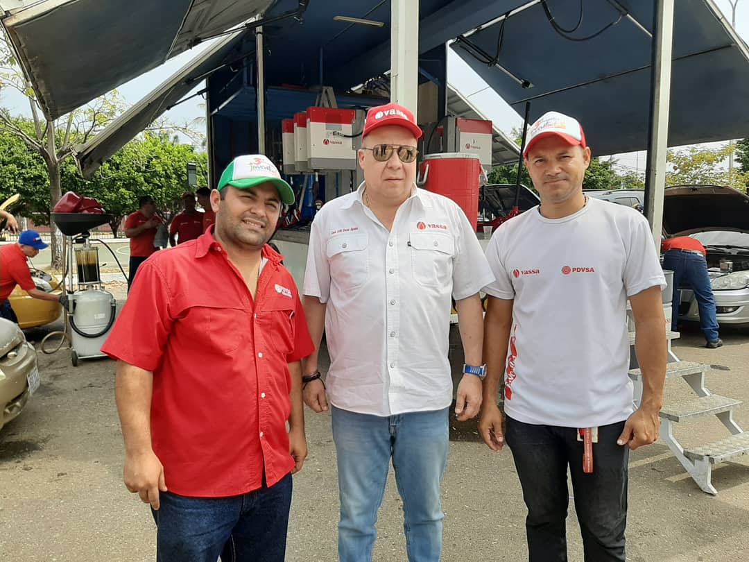 apontecoronel's tweet photo. #24Ene | Hoy son beneficiados los trabajadores de la División Boyacá con la Jornada de Cambio de Aceite para sus vehículos de manera gratuita. ¡Venceremos!
@MQuevedoF
@FUTPV
#PDVSAVASSA https://t.co/zYneMGOUtH