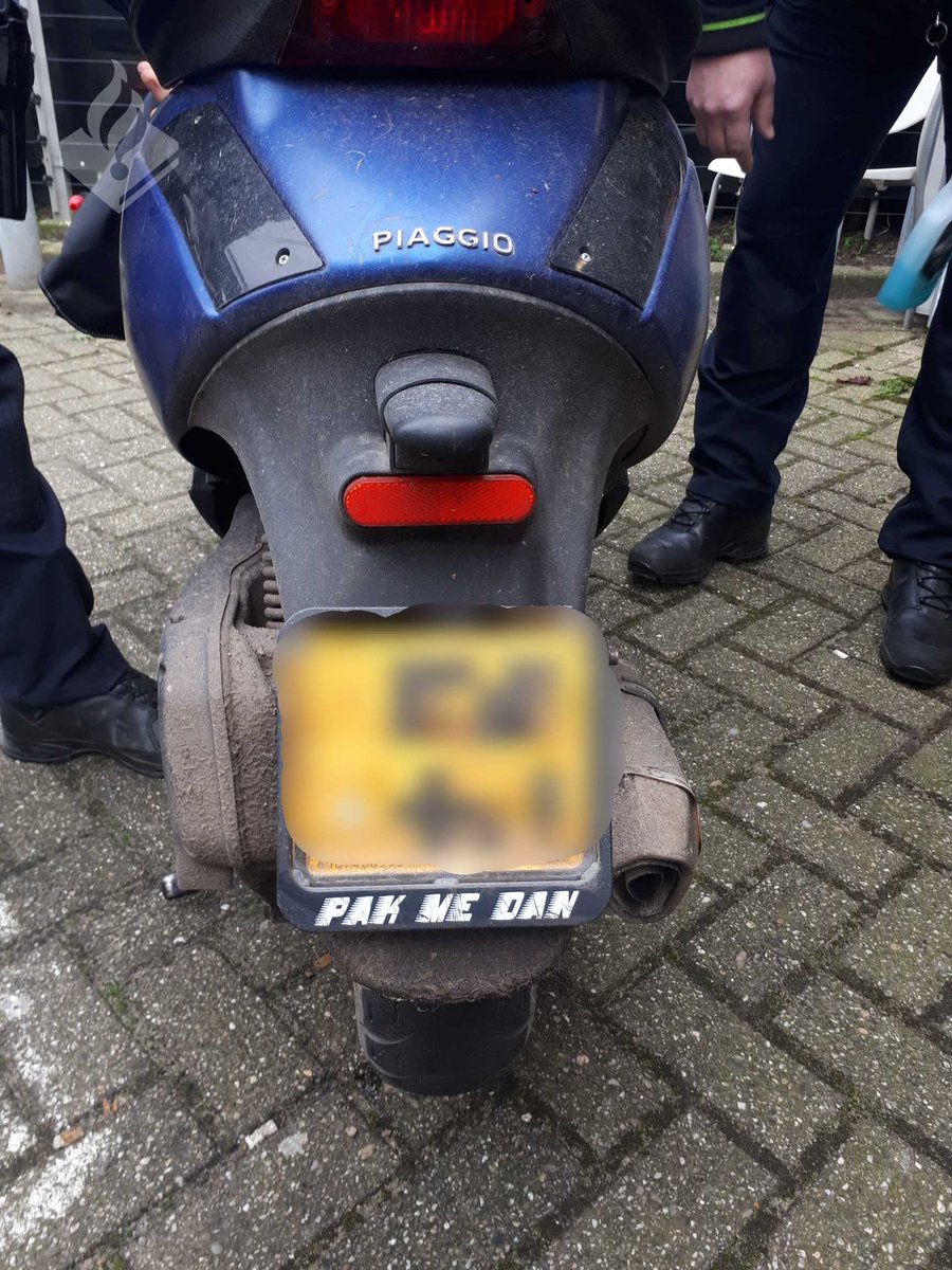 POL_Woerden's tweet photo. Een achtervolging verliezen, met een aantal processen-verbaal op zak opgehaald moeten worden op het politiebureau door je ouders én een aanmelding bij het CBR. Deze 16-jarige jongeman vroeg er eigenlijk al om.. #karma #COP247 ^TW https://t.co/om9QPhjrPk