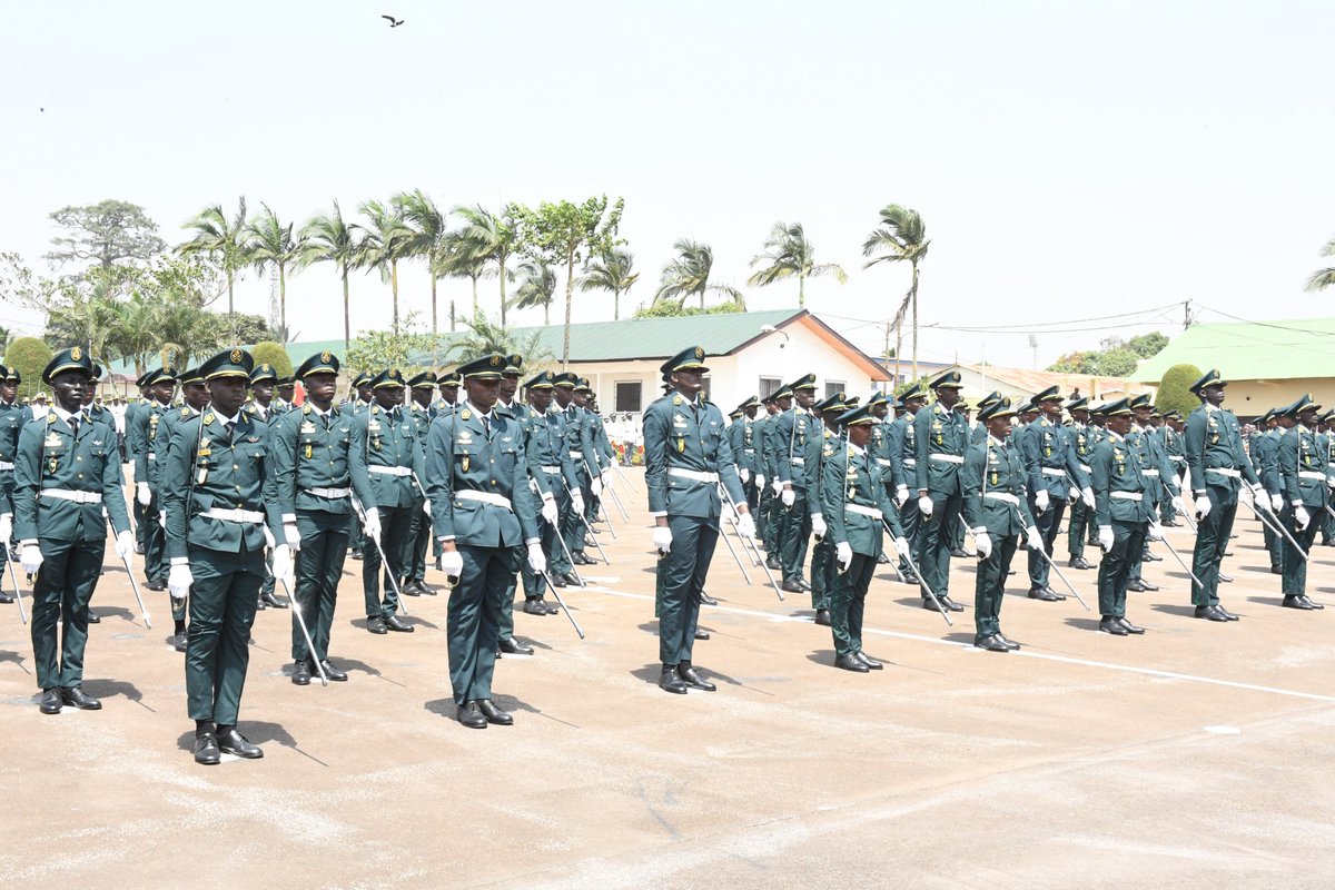 Cérémonie de Triomphe de la 37ème Promotion de l'Ecole Militaire Interarmées, baptisée « Général de Division Kodji Jacob».
#PaulBiya
#Cameroun
#JacobKodji