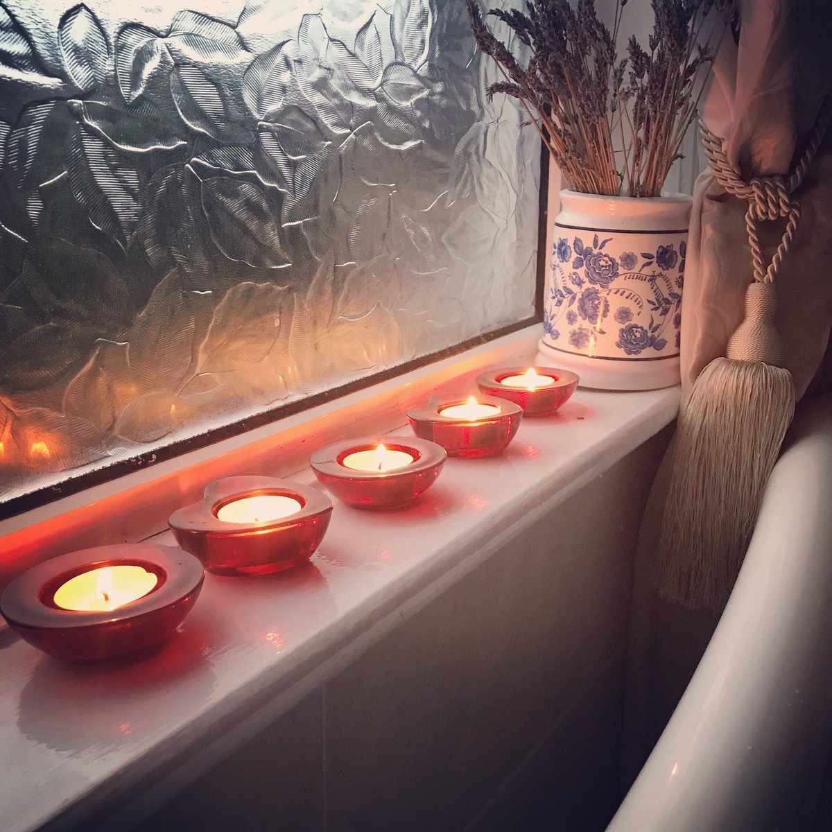 milliethefish's tweet photo. It feels very indulgent having a bath at this time of day but, after this week, I’ve earned it! And breathe..... #shittyweek #andrelax #bubblebath #FridayFeeling #metime https://t.co/UxUuLGpmT1