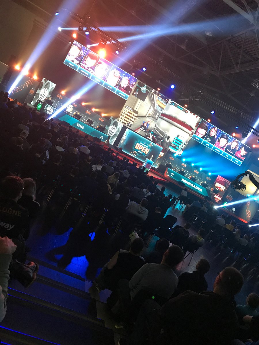 elbpr1nz's tweet image. Mein erstes Mal CSGO Live.

#DH2020 #Dreamhack