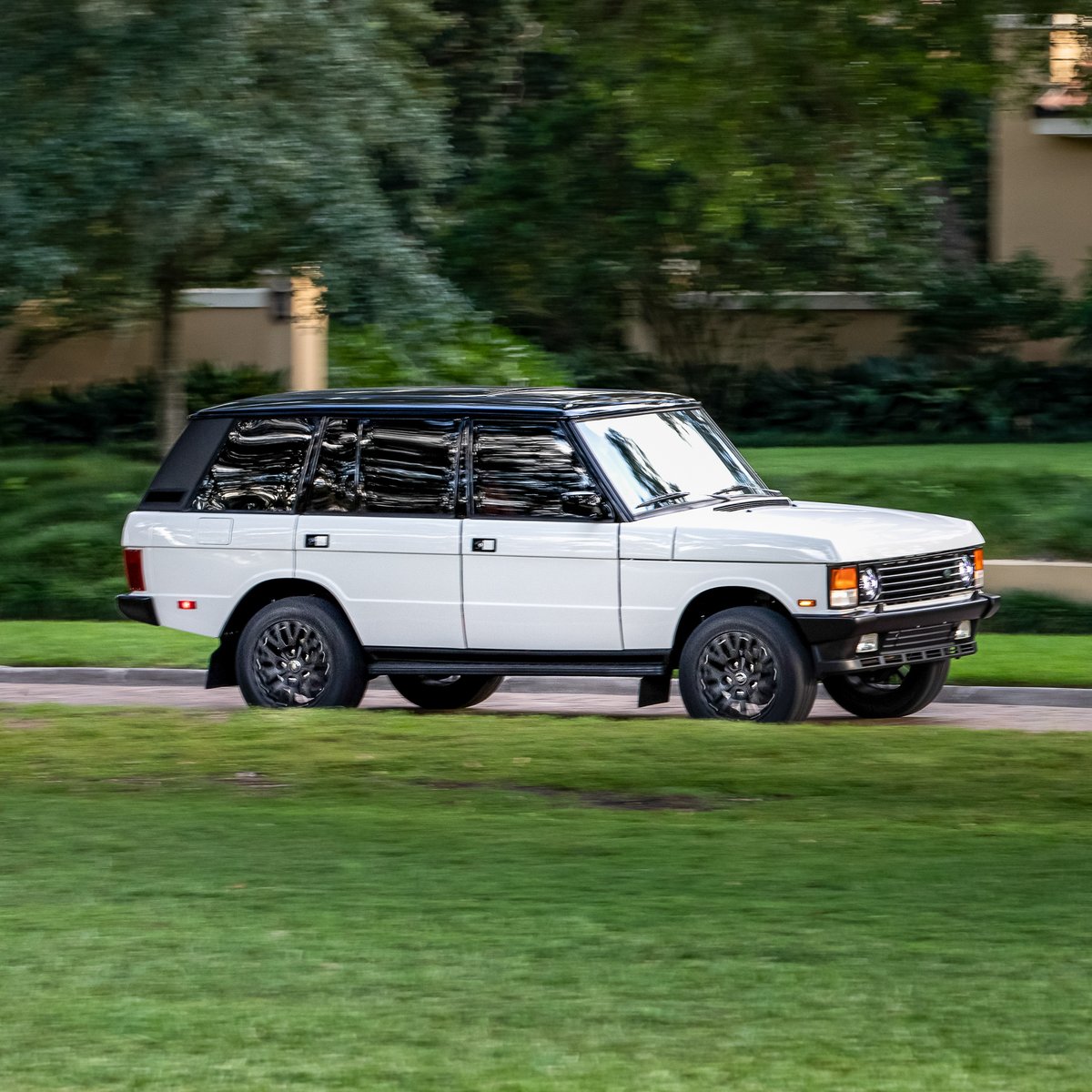 ECDautodesign's tweet photo. Vintage beauty. Simplistic design. Discover more about our restored Range Rover Classics at https://t.co/RYDci19Sw5
.
#ecdautodesign #landroverrangerover #rangerover #rangeroverclassic #classiccars #luxurycars #blacklistlifestyle #luxurylifestyle #carswithoutlimits #dailydriven https://t.co/cugOEtscU6