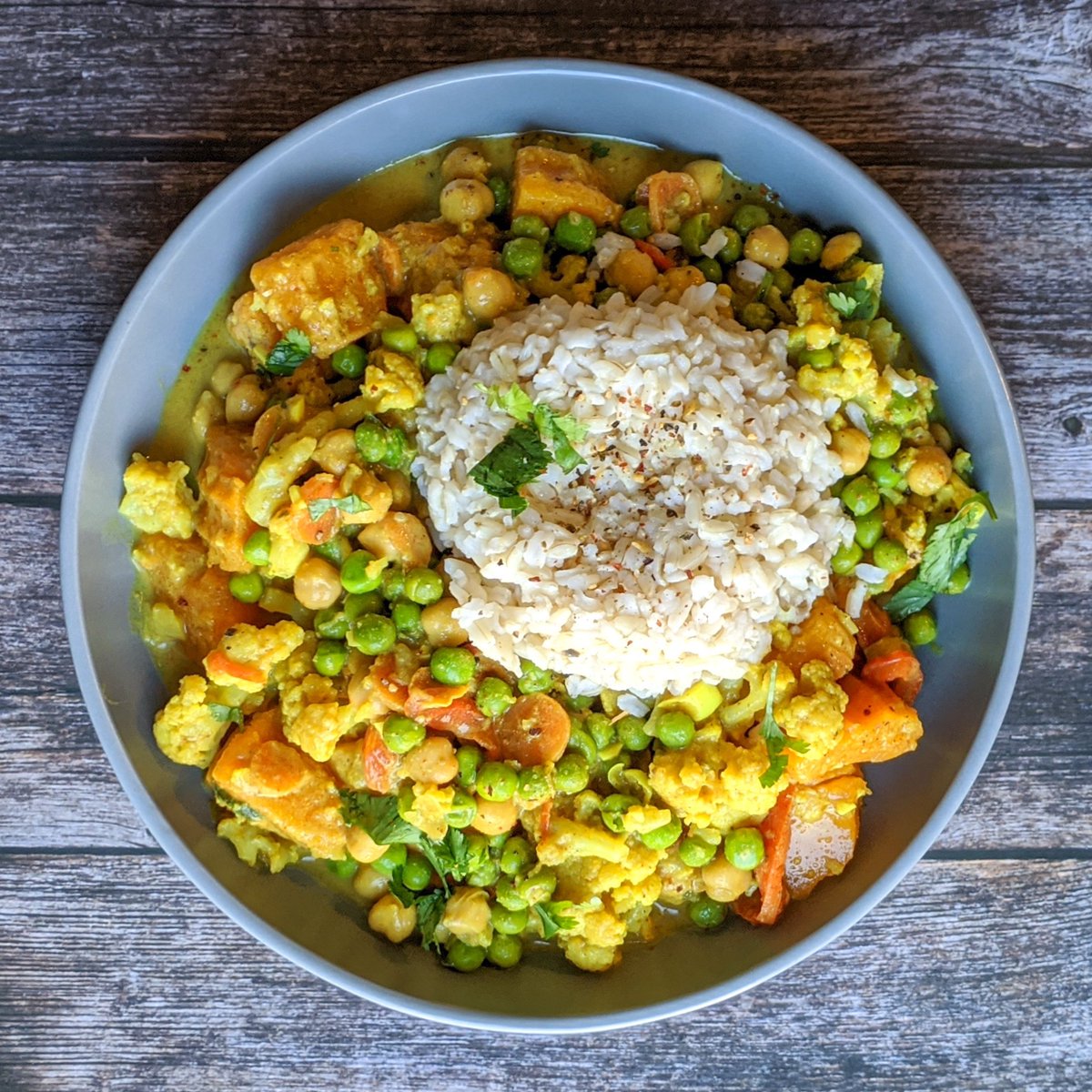 texanvegan's tweet photo. I'm super proud of this yellow curry! Recipe from @ambitiouskitch for Yellow Chickpea Pumpkin curry, swapped in butternut squash, removed the oil &amp; doubled the peas! Grab the recipe: https://t.co/ExfLZWnAyL #veganuary #veganuary2020 #wfpb #govegan #texanvegan 
#eatwholefoods https://t.co/cDKZtM2ncX