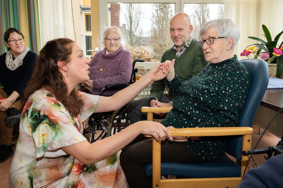 coloriet's tweet image. Vanmiddag genoten een aantal bewoners met dementie in Coloriet de Regenboog in Dronten van een huiskamerconcert van Diva Dichtbij . Bijzonder en zo mooi voor de bewoners.

Lees meer &amp;gt; bit.ly/30WyZCH

Dank aan OTCP voor de donatie!

#herinneringen #musicandmemory #ikzorg