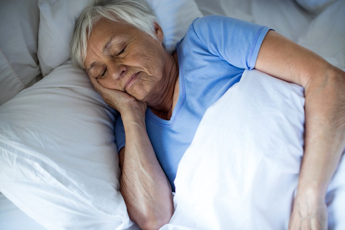 Чем болеют старые люди. Здоровый сон женщина 60 лет. Sleeping Senior woman.