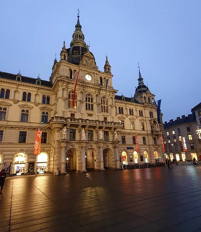 wirliebengraz's tweet photo. Das Rathaus bei nass kaltem Jänner Wetter.
#wirliebengraz #graz #rathaus #hauptplatz #abemd #cityhall https://t.co/6E2lY43jlu