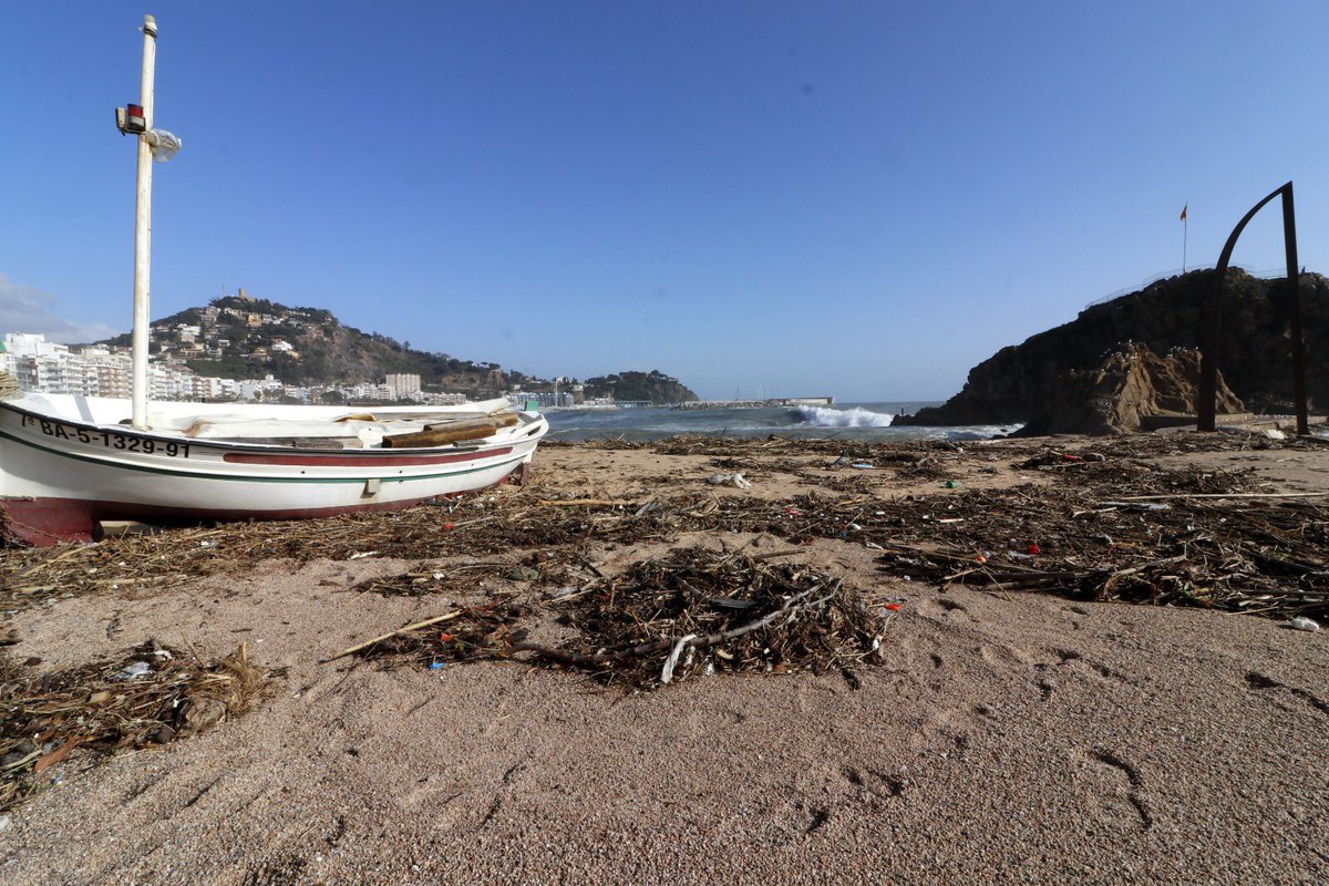 Blanes_cat's tweet photo. L’Ajuntament de @Blanes_cat organitzarà  properament una jornada popular ciutadana per netejar els efectes del temporal. La setmana vinent informarem dels llocs on es farà, auxí com dels detalls d’organització. Gràcies per col.laborar. Seny i Sentit Comú ! https://t.co/8JdX56MLNr