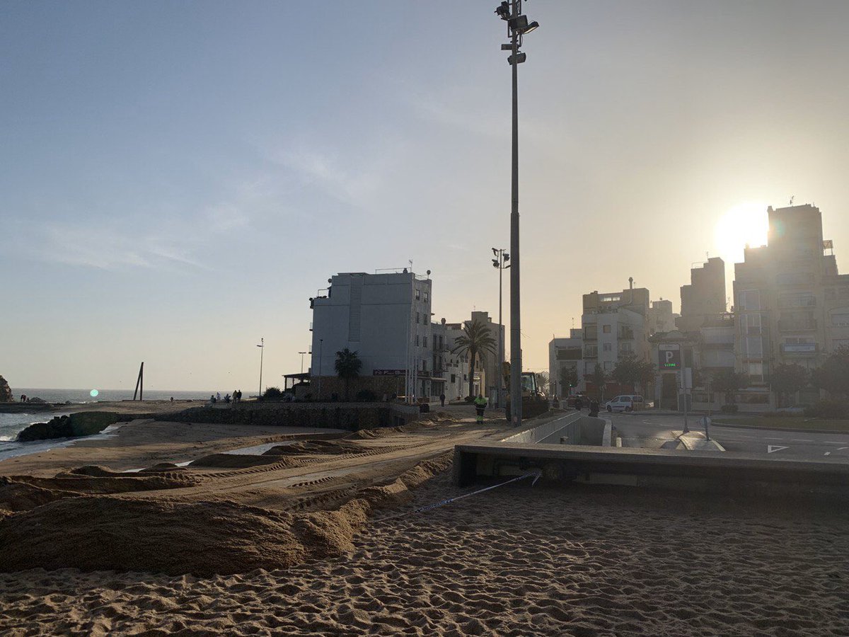 Blanes_cat's tweet photo. L’Ajuntament de @Blanes_cat organitzarà  properament una jornada popular ciutadana per netejar els efectes del temporal. La setmana vinent informarem dels llocs on es farà, auxí com dels detalls d’organització. Gràcies per col.laborar. Seny i Sentit Comú ! https://t.co/8JdX56MLNr
