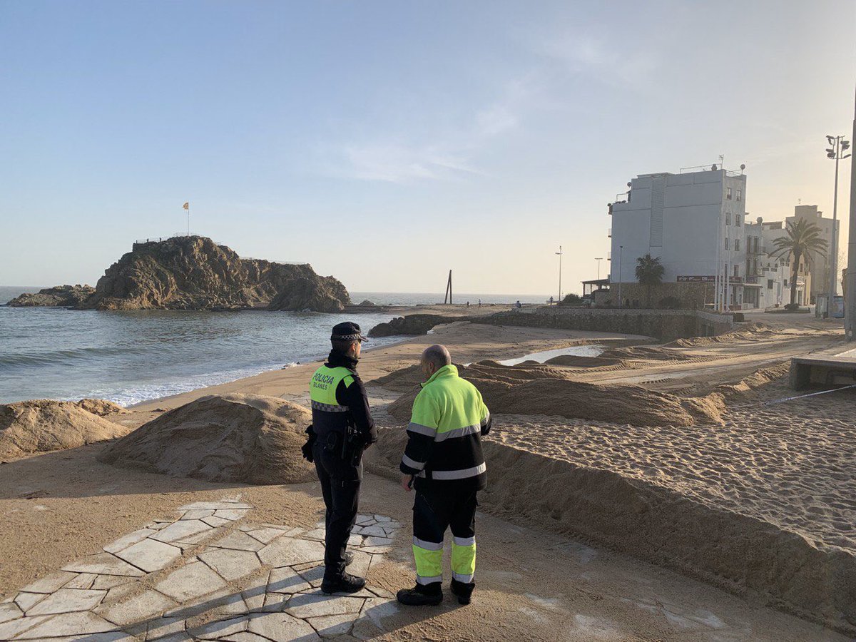 Blanes_cat's tweet photo. L’Ajuntament de @Blanes_cat organitzarà  properament una jornada popular ciutadana per netejar els efectes del temporal. La setmana vinent informarem dels llocs on es farà, auxí com dels detalls d’organització. Gràcies per col.laborar. Seny i Sentit Comú ! https://t.co/8JdX56MLNr