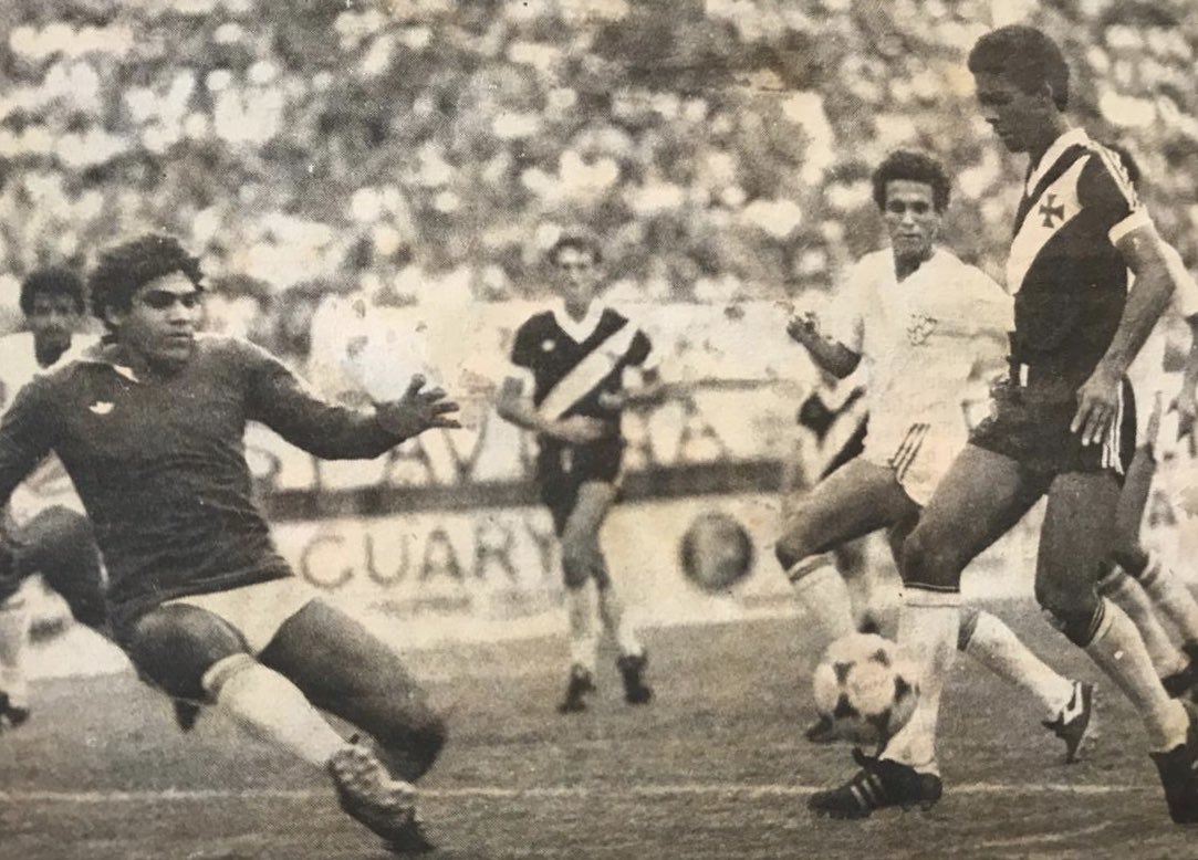 serranofc_rj's tweet photo. Hoje é aniversário do nosso grande Acácio! 🦁🔵⚪️
Goleiro genial, marcou história com a camisa do Leão da Serra. Neste registro, nosso paredão enfrentava seu futuro clube (#VascoDaGama).
Muita saúde, meu eterno número 1!
#SerranoFC https://t.co/fgtYrQiN3C
