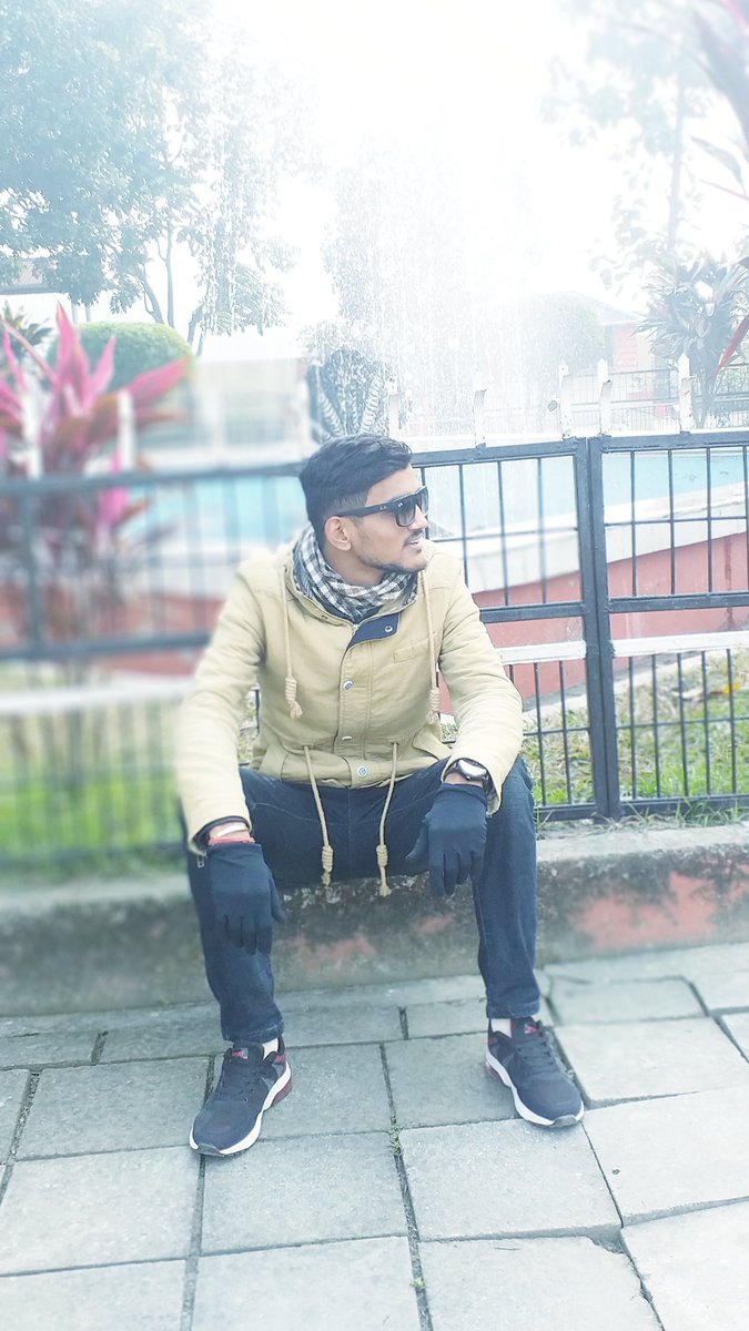 Timikrishna's tweet image. म आफ्नो इतिहास खोज्दै थिए।
वर्तमानमा पिडाहरु भोग्दै थिए।।
दुःखबाट टाढा भाग्छु भन्ने सोच्दा
खुसिका मेरा मुनाहरु मिच्दै थिए ।।
कहालीलाग्दो रातमा रुमलिदा
सुन्दर बिहानीको कल्पना गर्दै थिए।।
मुर्खहरुको चुडकिला भाषणहरुमा
विद्वानहरू हाँसेर ताली पिट्दै थिए।।