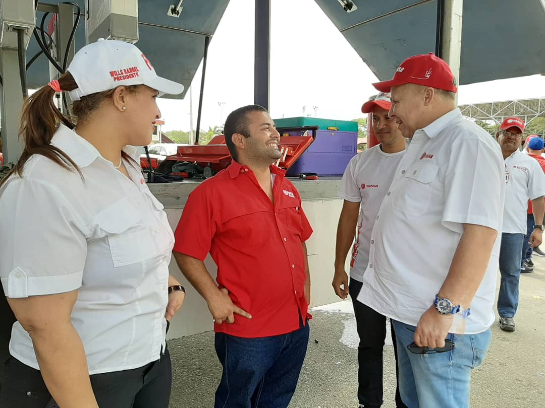 FNJPetrolera's tweet photo. #24Ene | Hoy son beneficiados los trabajadores de la División Boyacá con la Jornada de Cambio de Aceite para sus vehículos de manera gratuita. ¡Venceremos!
@MQuevedoF
#PDVSAVASSA
#NoMásImperios https://t.co/6EbMjCA4DF