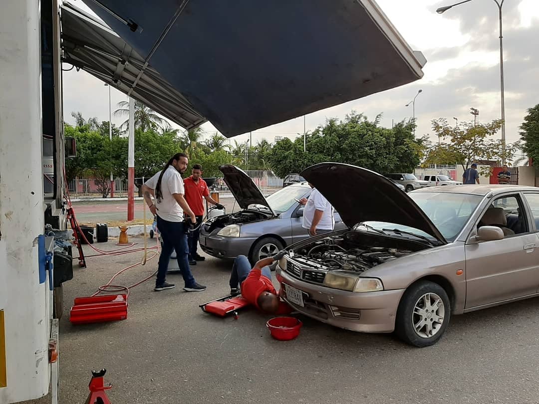 FNJPetrolera's tweet photo. #24Ene | Hoy son beneficiados los trabajadores de la División Boyacá con la Jornada de Cambio de Aceite para sus vehículos de manera gratuita. ¡Venceremos!
@MQuevedoF
#PDVSAVASSA
#NoMásImperios https://t.co/6EbMjCA4DF