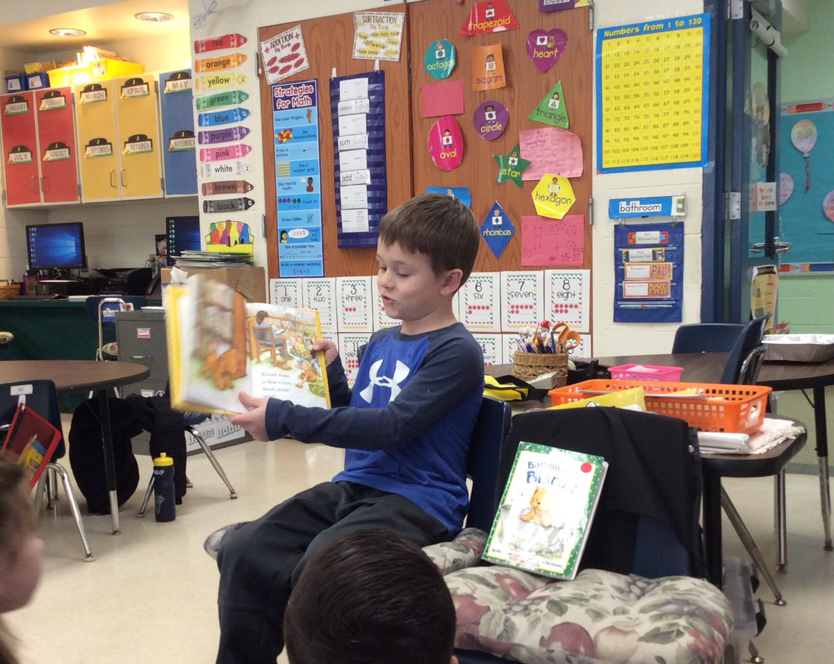 tchanatski's tweet image. Readers make book to book connections &amp;amp; reflect on similarities!!📖🤙📖💭👏@Hubbard_School @KarenJohnels @edrlakind #readershare #readingformeaning #passion #biscuit #hookedhim