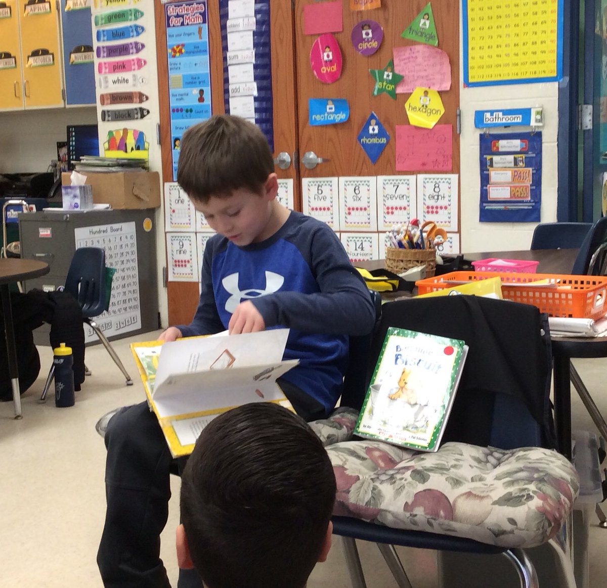 tchanatski's tweet image. Readers make book to book connections &amp;amp; reflect on similarities!!📖🤙📖💭👏@Hubbard_School @KarenJohnels @edrlakind #readershare #readingformeaning #passion #biscuit #hookedhim