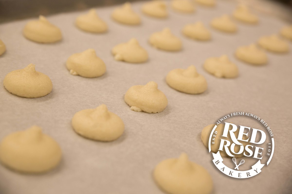 Redrosebakery's tweet photo. Too cute. Must devour. https://t.co/FIRwfkmpCq