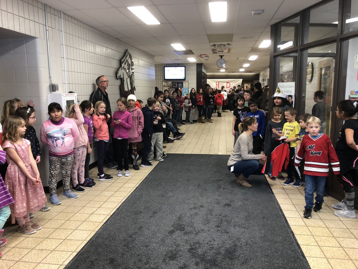 jennmarieco's tweet photo. He returns! And Roseau Valley School is so excited to welcome their Olympic Bronze Medalist back!!!! #oncloud9 #RVSPROUD #DentonMateychuk @HockeyCanada @HC_Men #borderlandsd https://t.co/bqMEafFz8p