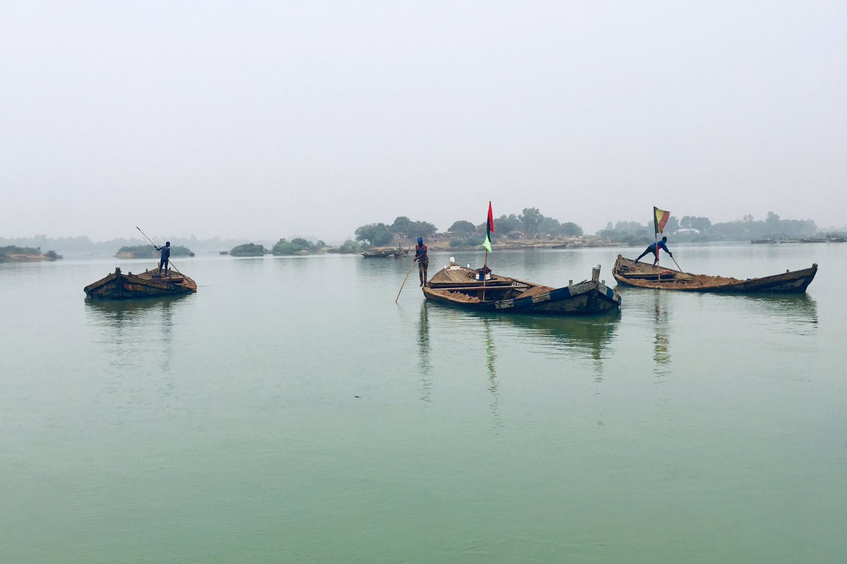 StefSimanowitz's tweet image. At a wedding in Mali. Zero MSM.

Ystdy, I travelled up the river Niger &amp;amp; stopped at village.

MAN: Vous etes anglais? Boris Johnson est fou, eh?

ME: Qui (sigh)

MAN: Solskjær n’est pas comme Fergie

ME: Non (sigh)

MAN: Un Monty Python est mort.

ME: !!! (Please not #TerryJones)