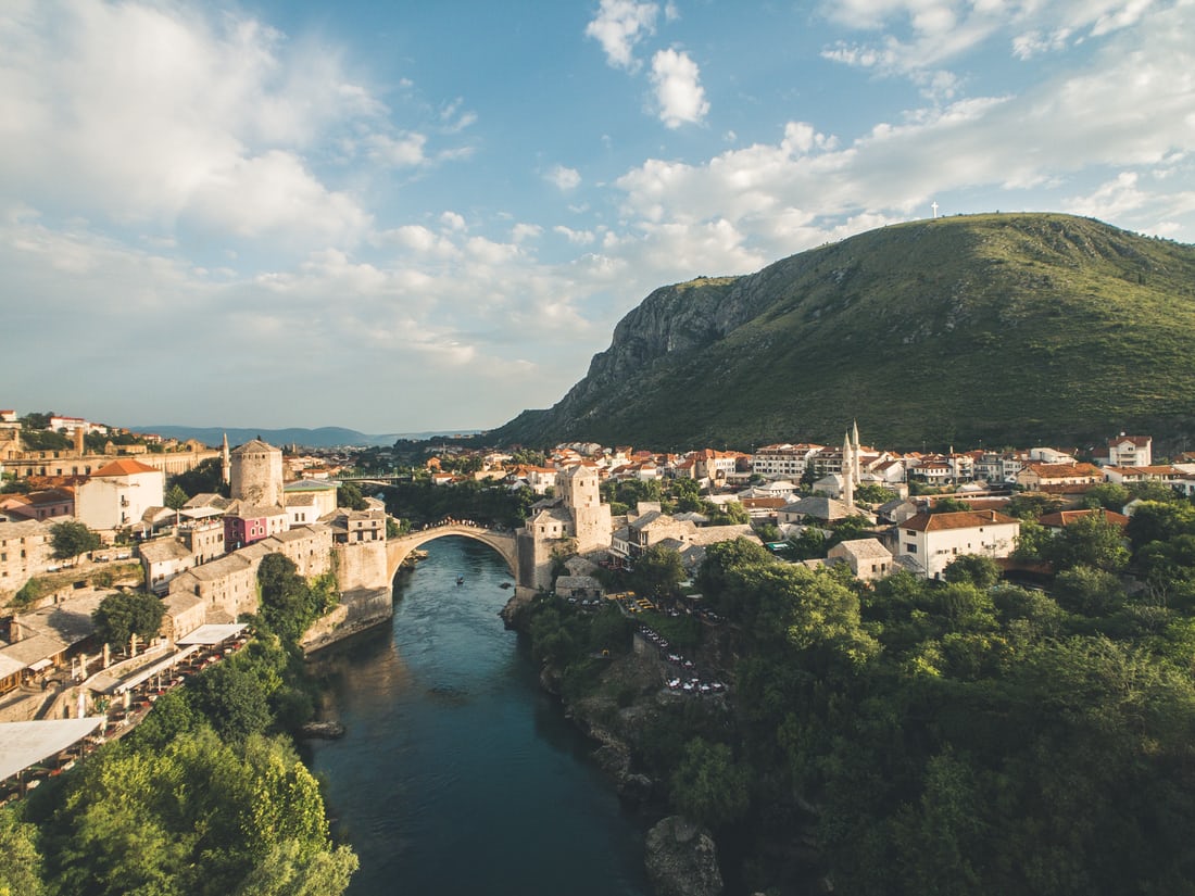 SeeUAround4's tweet photo. Μόσταρ, Βοσνία 🇧🇦

Το όνομα της πόλης οφείλεται στο κεντρικό αξιοθέατο της πόλης, στην γέφυρα Στάρι Μοστ. Παραδοσιακά χρώματα, γραφικότητα και αναμνήσεις του ιστορικού παρελθόντος στολίζουν την όμορφη αυτή περιοχή! 
°
#bosnia #Travel #europe #beautiful #mostar #landscape #Wander https://t.co/MxufsDf6Cn
